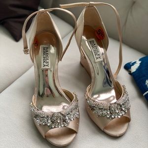 Badgley Mischka Silver Beige wedges 5 1/2